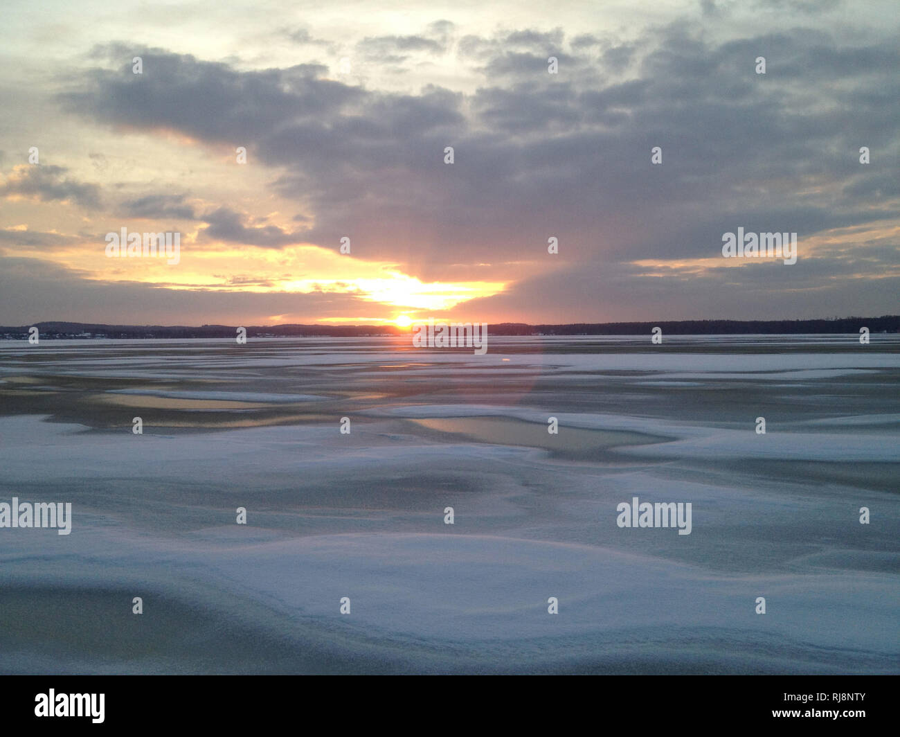 Zugefrorener Voir im Sonnenuntergang, Hiver Banque D'Images