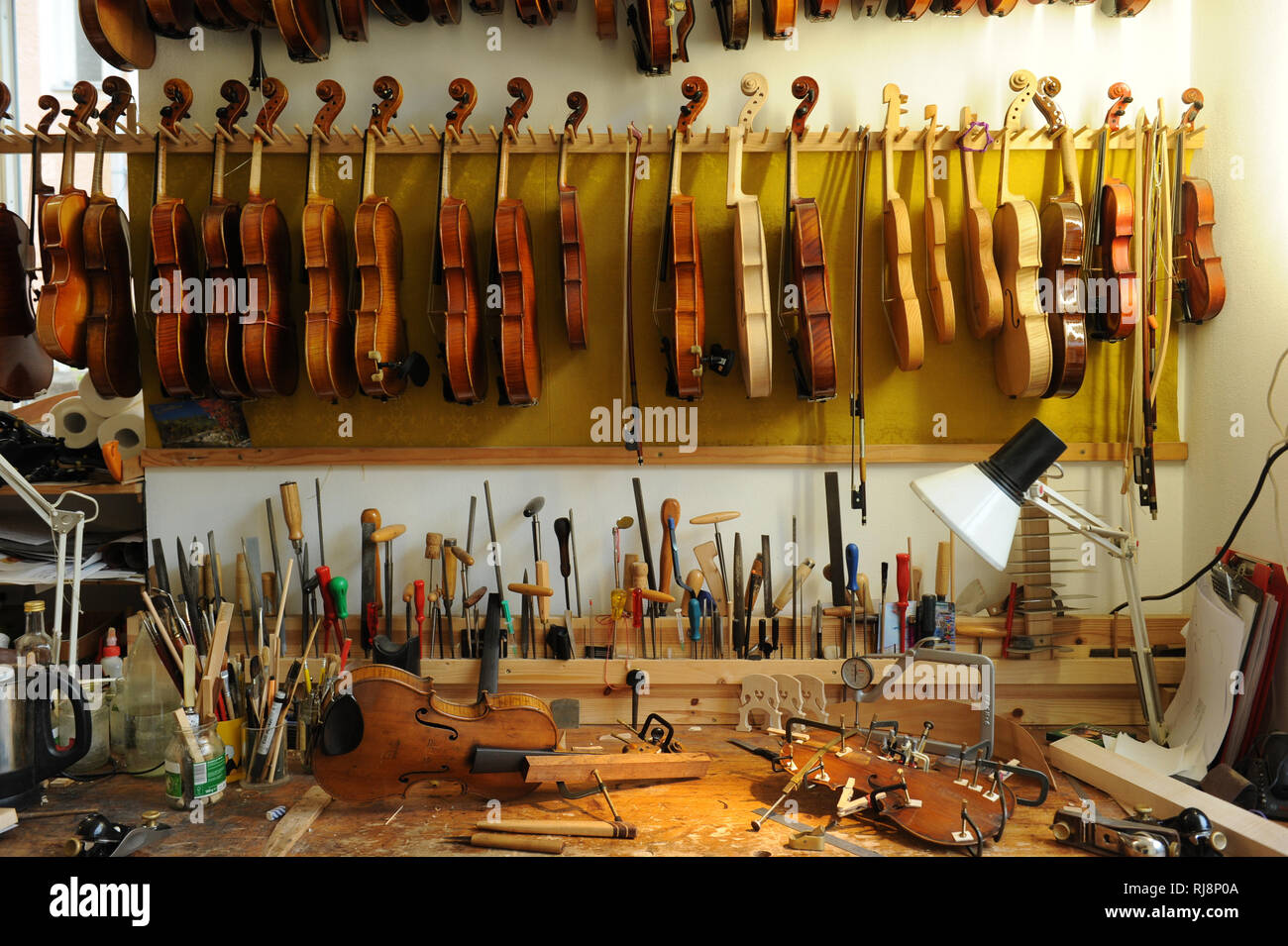 Geigenbau Werkstatt, Werkzeug und Zubehör Photo Stock - Alamy