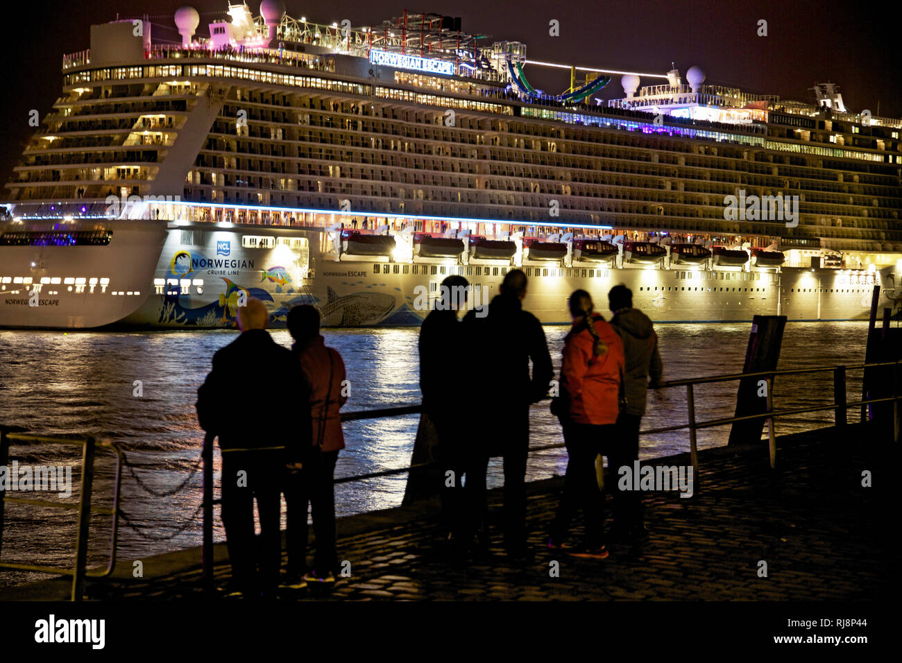 Das 'Kreuzfahrtschiff√ l' évasion norvégien§uft am Abend im Hamburger Hafen zu senneur Jungfernfahrt, aus Banque D'Images