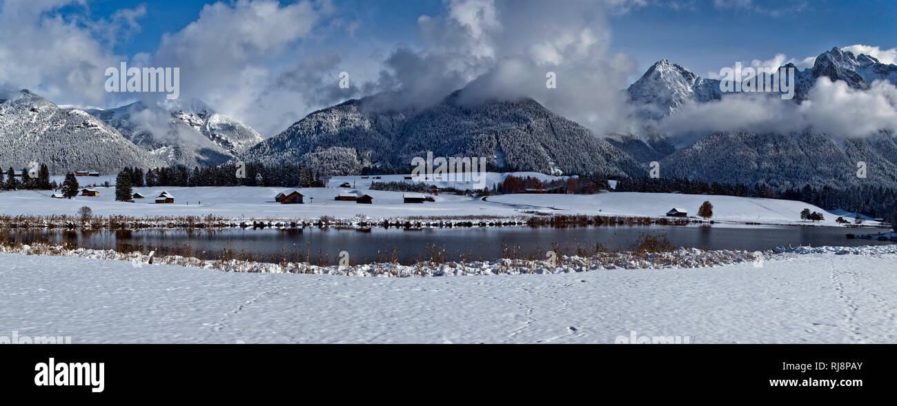 Winterpanorama am Schmalensee bei Mittenwald mit Karwendelgebirge Banque D'Images