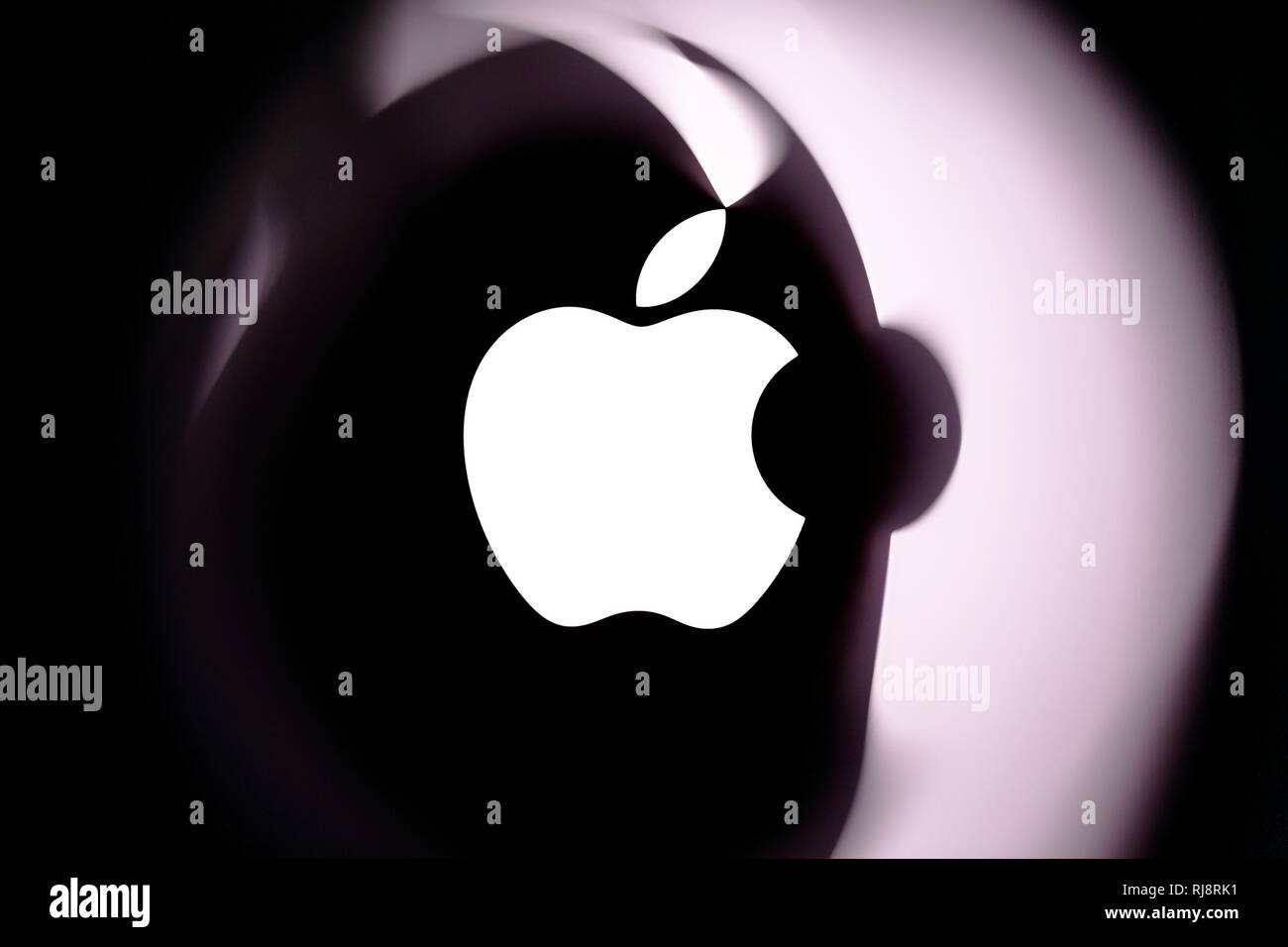 République tchèque - Le 16 mars 2015:Création de logo Apple sur Mac Book Air reflétant dans une feuille transparente. Rédaction d'illustration. Usage éditorial uniquement. Banque D'Images