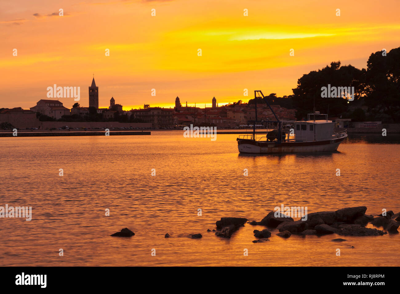 Blick zur Stadt Rab bei Sonnenuntergang, Insel Krk, Kvarner Bucht, Kroatien Banque D'Images