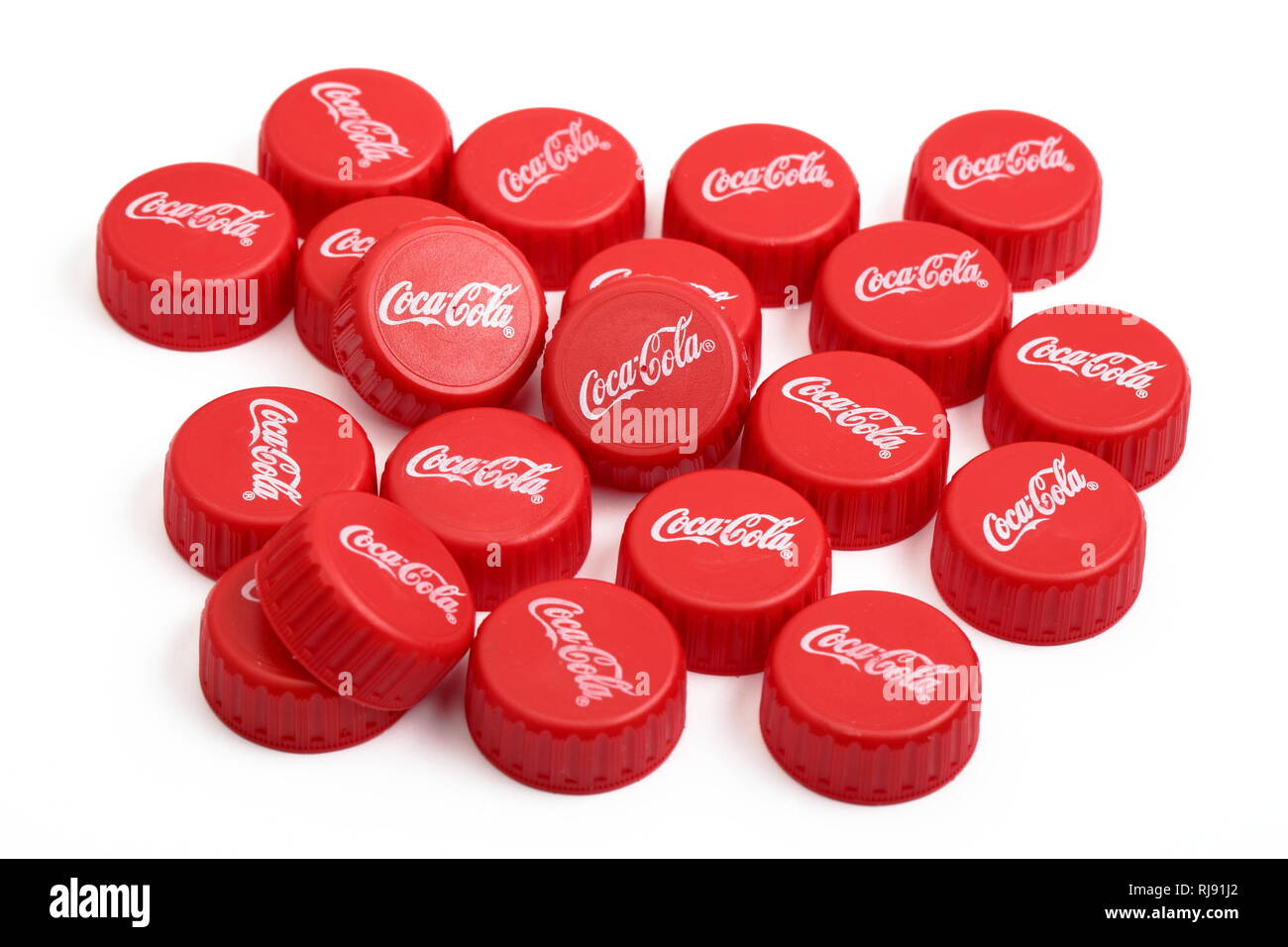 AMELAND, HOLLAND - 2 mars, 2016 : Coca-Cola capuchons en plastique sur fond blanc. Usage éditorial uniquement. Rédaction d'illustration. Banque D'Images