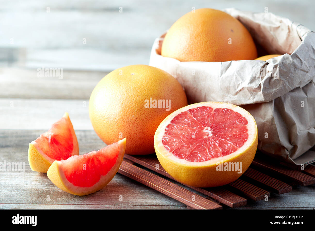 Matières premières fraîches (pamplemousse Citrus x paradisi) sur fond de bois Banque D'Images