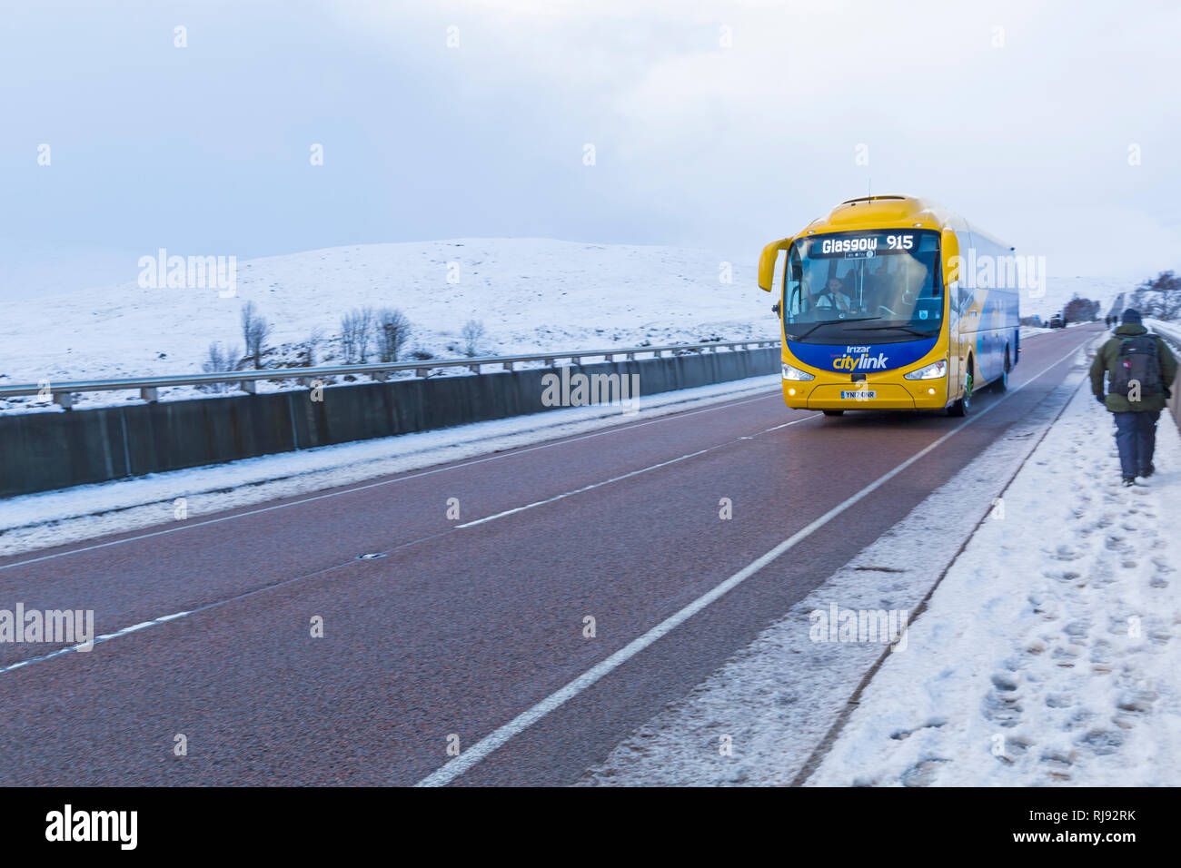 Scottish Citylink irizar coach 915 à Glasgow voyageant le long d'une route sur winters82 journée avec la neige autour de Rannoch Moor, Highlands, Scotland en hiver Banque D'Images