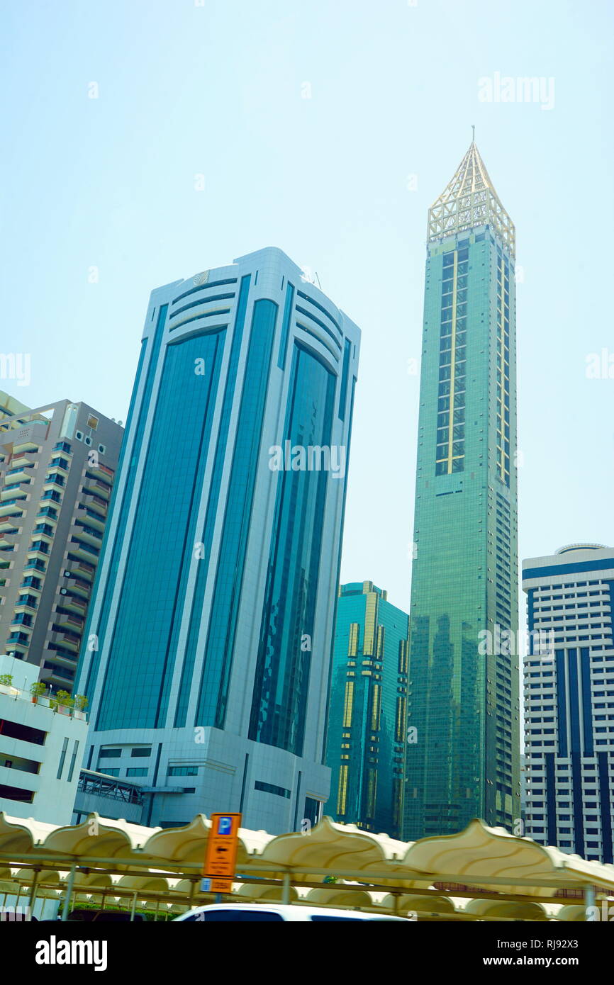 Ahmed Abdul Rahim Al Attar Tower est un gratte-ciel. Dubaï est la plus grande, la ville la plus peuplée de l'Emirats arabes unis (EAU). Il est situé sur la côte sud-est du golfe Persique et de l'est la capitale de l'Émirat de Dubaï, l'un des sept émirats qui composent le pays. Dubaï est apparue comme une ville globale et des affaires du Moyen-Orient. Banque D'Images