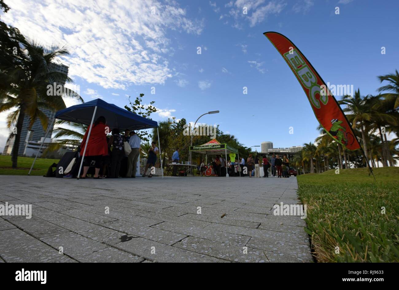 Le Comté de Miami-Dade Ministère de la gestion des déchets solides, l'eau et d'égout du comté de Miami-Dade, Ministère des Services de banlieue du sud de la Floride, le sud de la Floride pacte régional le changement climatique et l'Université de Florida Institute of Food and Agricultural Sciences enseigner aux membres du personnel du Département de la sécurité à propos des objectifs de durabilité et de l'EDS sur la protection de l'Office fédéral du défi vert, le 3 novembre à 2016 DHS à l'heure à la durabilité de l'Expo Science Barge dans Miami Miami, FL. (Garde côtière canadienne Banque D'Images