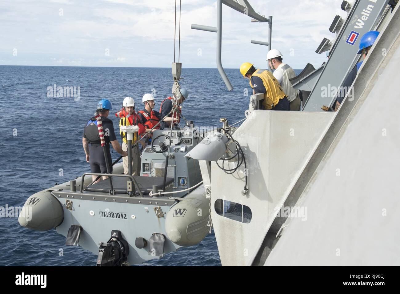 La base navale de Changi (3 novembre 2016) Les marins à bord de navires de combat littoral USS Coronado (LCS 4) abaisser un 7 mètres à coque rigide à l'eau de forage d'un homme à la mer. En ce moment à tour de déploiement à l'appui de l'Asia-Pacific rééquilibrer, Coronado est un navire de guerre rapide et agile sur mesure pour patrouiller les eaux littorales de la région et travailler à coque coque avec des marines, partenaire fournissant 7e flotte avec les capacités flexibles dont elle a besoin maintenant et dans l'avenir. Banque D'Images