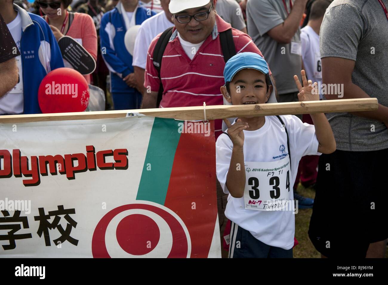 Tomoki, un athlète ayant des besoins spéciaux, contient jusqu'son école signe pour un défilé au cours de la formation d'Olympiques spéciaux Kadena cérémonie d ouverture le 5 novembre 2016, à Kadena Air Base, au Japon. Le KSO rompt les barrières sociales et crée un climat de compréhension et d'acceptation pour les membres de la communauté avec une déficience intellectuelle et physique. Banque D'Images