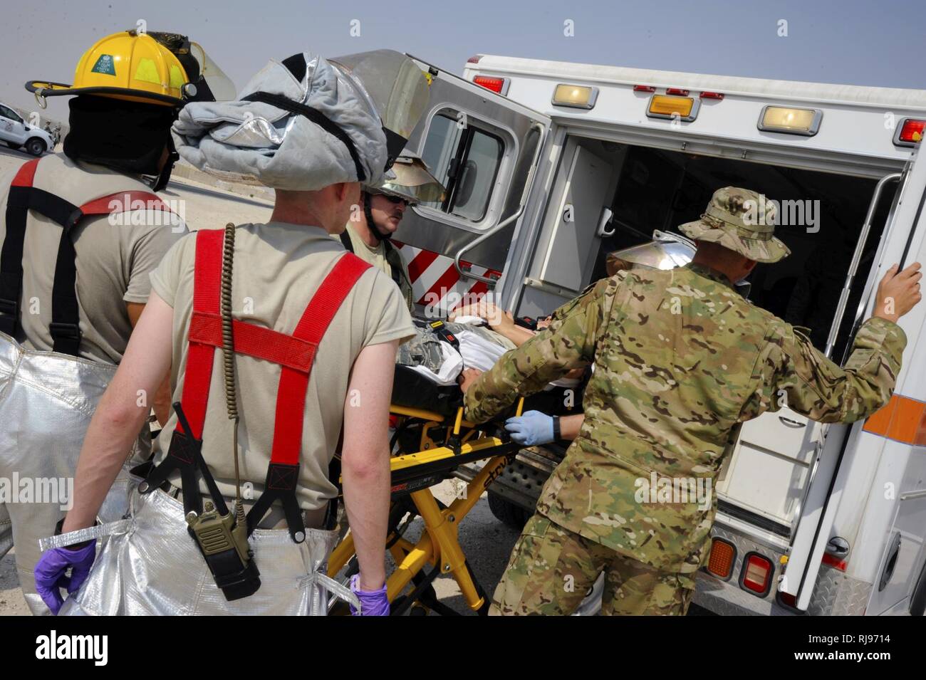 379Th Expeditionary Medical Group aviateurs charger une victime simulée dans une ambulance au cours d'un exercice à la formation antiterroriste Al Udeid Air Base, Qatar, le 3 novembre 2016. Le but de l'exercice d'entraînement était de tester les procédures qui sont en place pour assurer la sécurité des membres du personnel de base. Banque D'Images