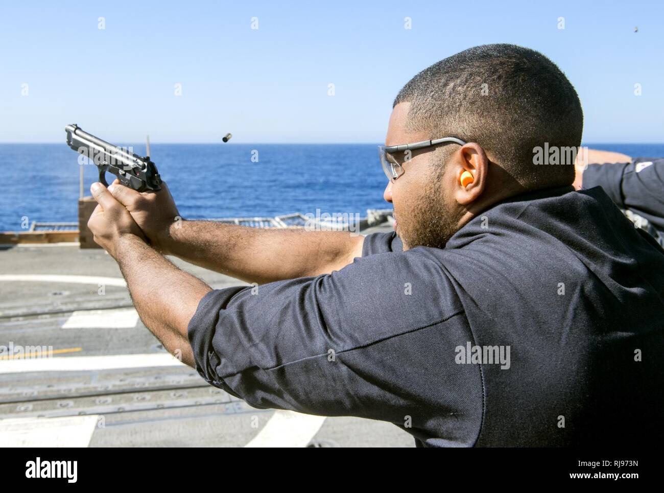 Océan Pacifique (nov. 3, 2016) Maître de 3e classe Bryan Jorden tire un 9mm pistolets de service dans le poste de pilotage de la classe Ticonderoga croiseur lance-missiles USS Lake Champlain (CG 57) lors d'un tir de qualification d'armes légères. Le lac Champlain est en cours avec un groupe aéronaval d'effectuer l'exercice de l'unité de formation composite en prévision d'un déploiement. Banque D'Images