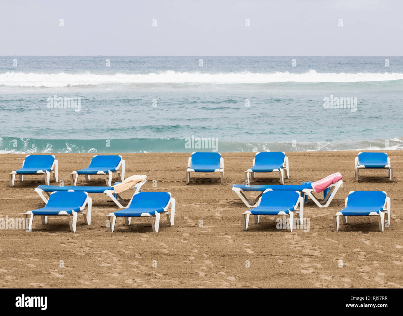 Serviette de bain de soleil sur la plage Banque de photographies et d