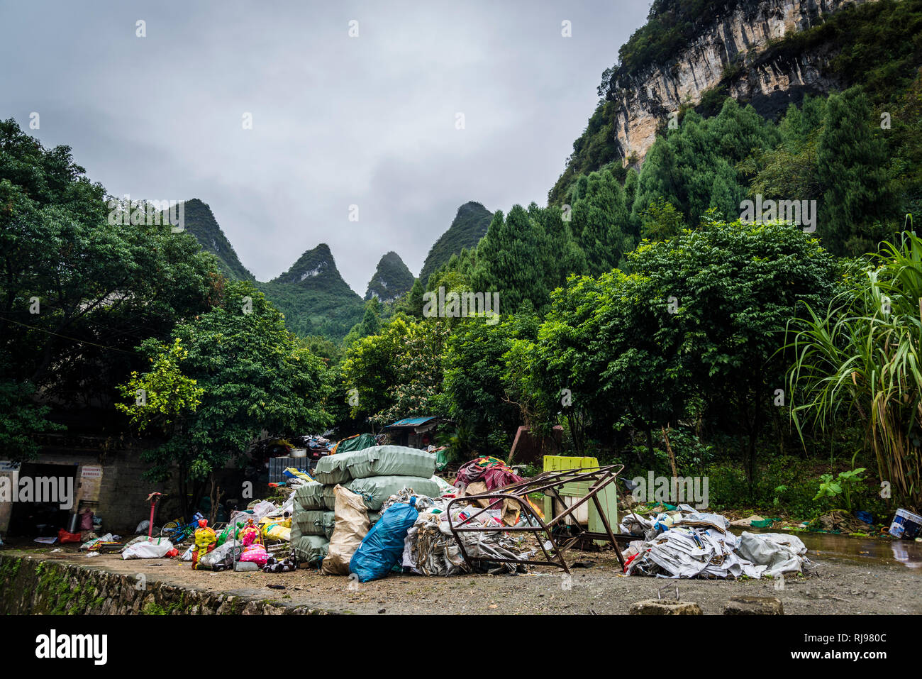 Des tas de détritus au pied des célèbres pics calcaires, Xingping, région de Guilin, province du Guangxi, Chine Banque D'Images