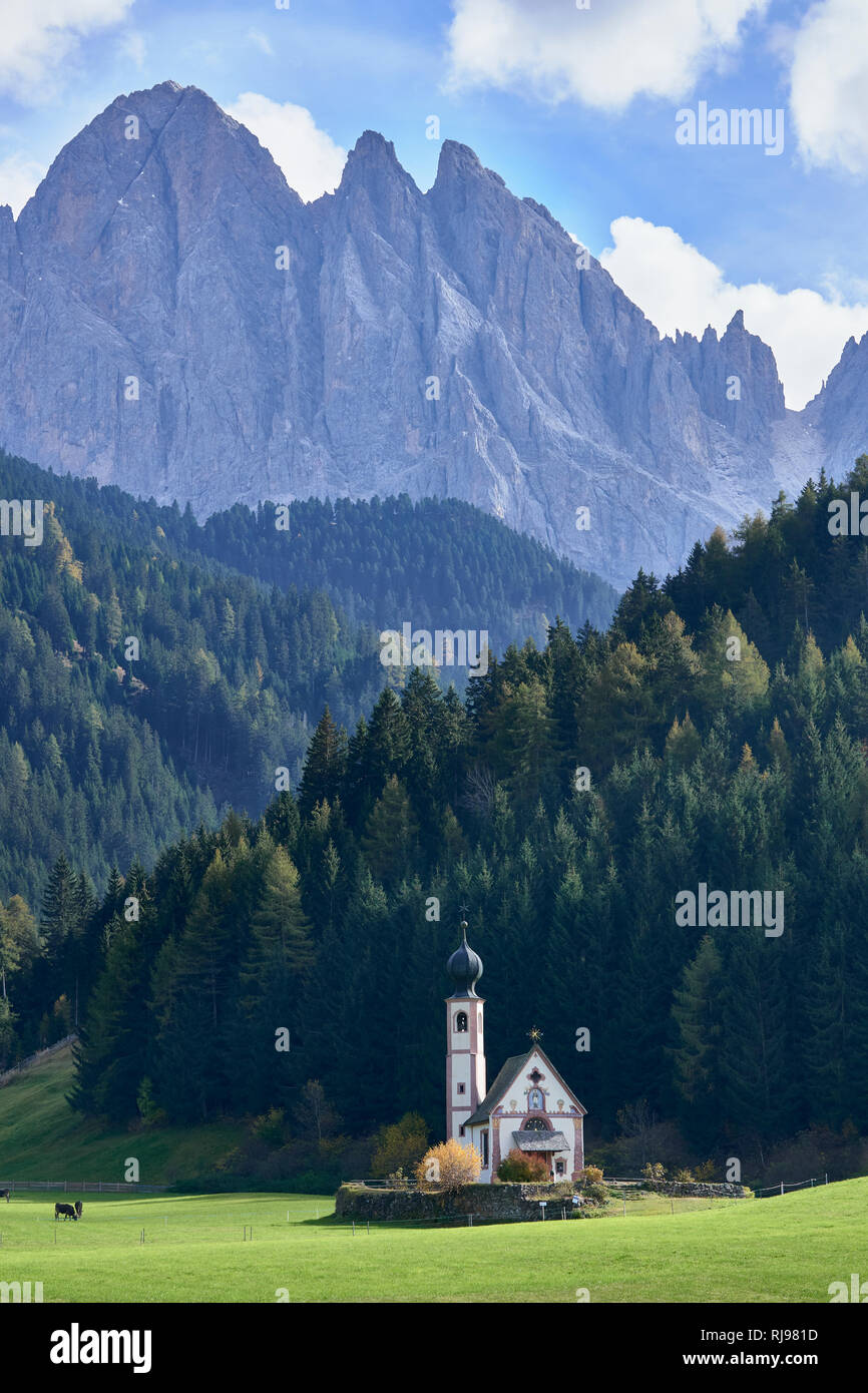 Chiesetta di San Giovanni, chapelle de St Johann, à Saintes, Val di Funes, Dolomites, Tyrol du Sud, Italie. Avec la face nord de l'Odle Groupe derrière Banque D'Images