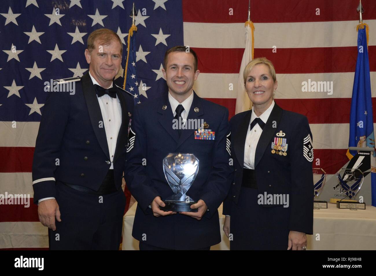 Le colonel de l'US Air Force, Drake Reed 144e Escadre de chasse Commandant en chef Master Sgt. Linda Brown, 144e Escadre de chasse, de commandement en chef présent Master Sgt. Ryan Hansen, 144e groupe d'opérations, avec sa plaque pour être sélectionné comme sous-officier supérieur catégorie 144e Escadre de chasse de l'Aviateur de l'année, le 5 novembre 2016. (Air National Guard Banque D'Images