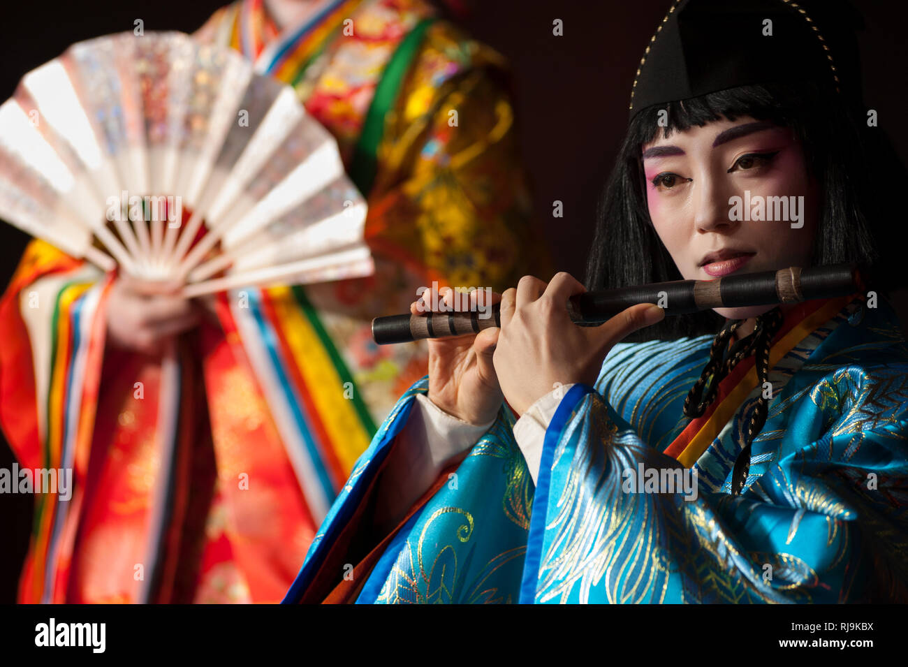 Florence, Italie - 18 novembre 2017 : belle jeune femme japonaise en kimono traditionnel, joue un flûte traversière pendant un spectacle au Festival japonais '20 Banque D'Images