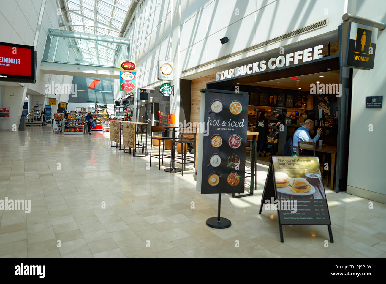 NEW YORK - CIRCA AVRIL 2016 : l'intérieur du Starbucks café. Starbucks Corporation est une société mondiale de café américain et basée sur la chaîne de cafés Seatt Banque D'Images