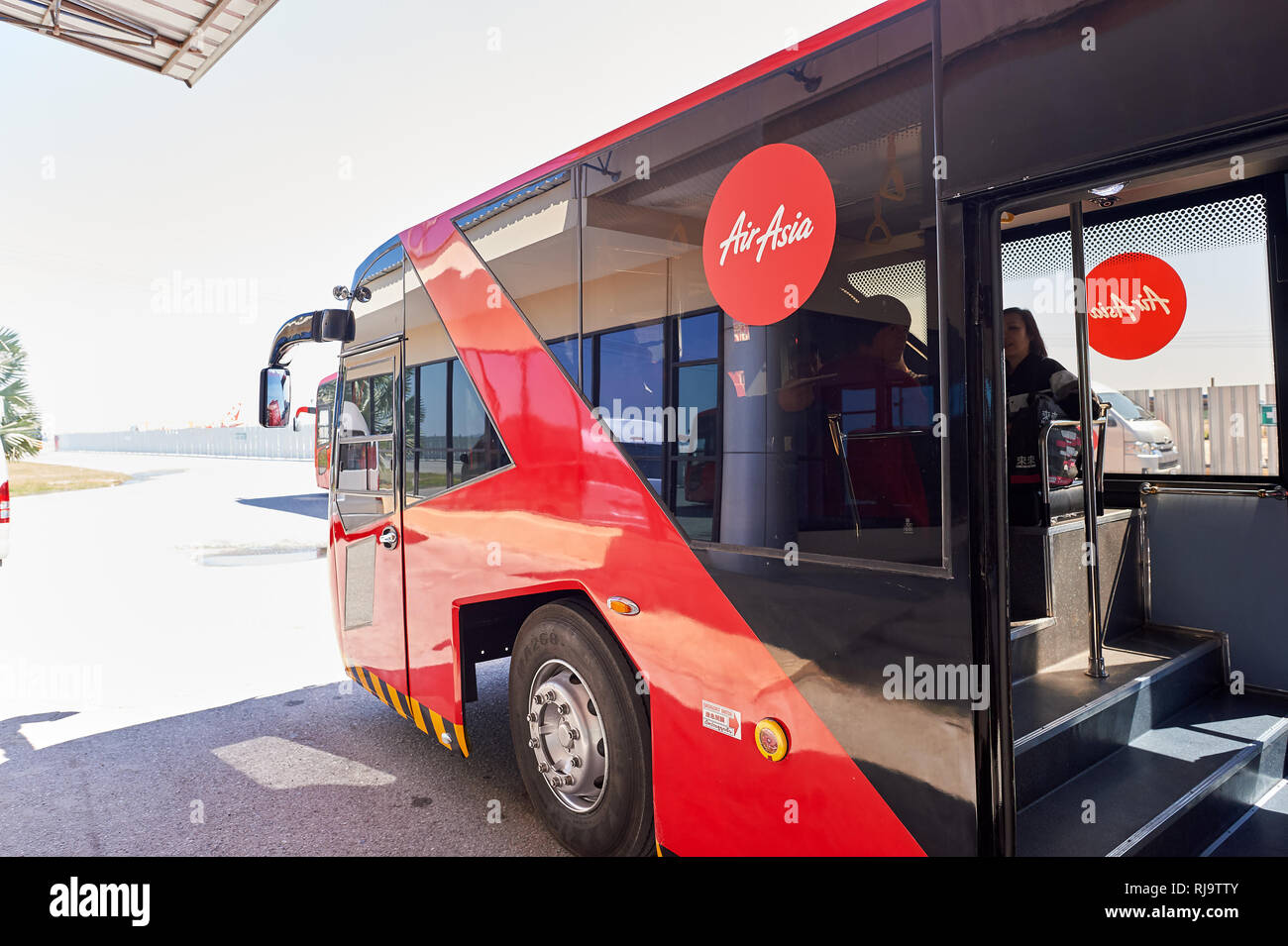 PATTAYA, THAÏLANDE - février 26, 2016 : bus à l'Aéroport International d'U-Tapao. U-Tapao International Airport est un Rayong-Pattaya civile-militaire conjointe pu Banque D'Images