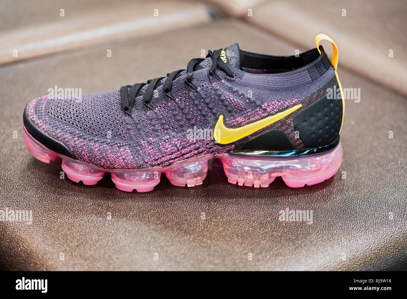 Un Vapormax Nike chaussure qui vend pour 190 $ par paire. À Footlocker dans  le Queens Center Mall à Elmhurst, Queens, New York Photo Stock - Alamy