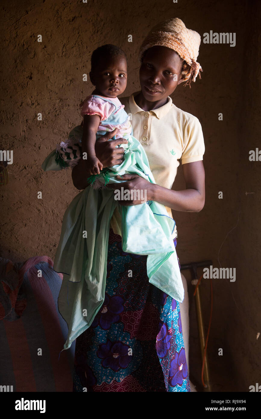 Yarsi village, Yako, 1 décembre 2016; Leontine Ouedraogo, membre du Village Tree Enterprise Shea Group avec son bébé de 5 mois Saminatou Dem. Banque D'Images