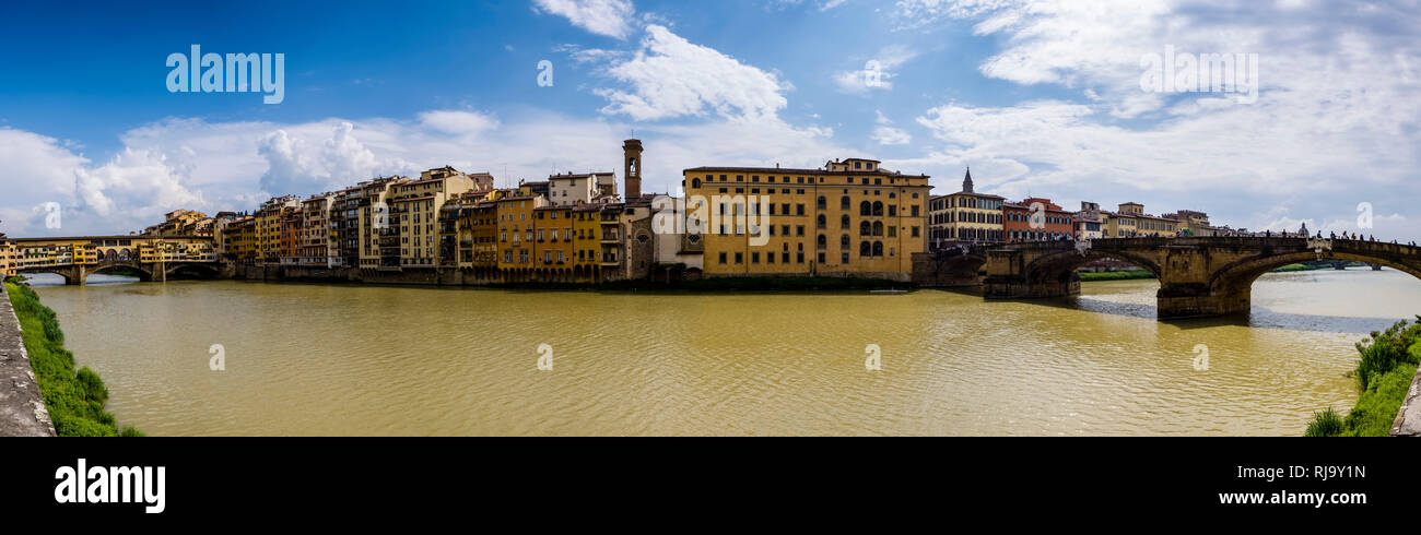 Vue panoramique sur les façades des maisons de l'autre côté de la rivière Arno, les ponts Ponte Vecchio et le Ponte Santa Trinita dans la distance Banque D'Images