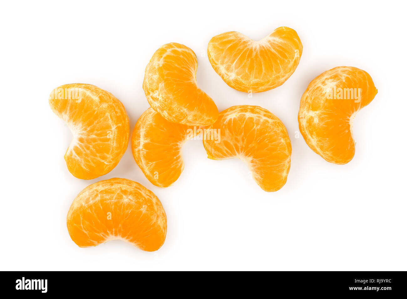 La mandarine ou des tranches de mandarine avec des feuilles isolées sur fond blanc. Vue d'en haut. Mise à plat. Banque D'Images