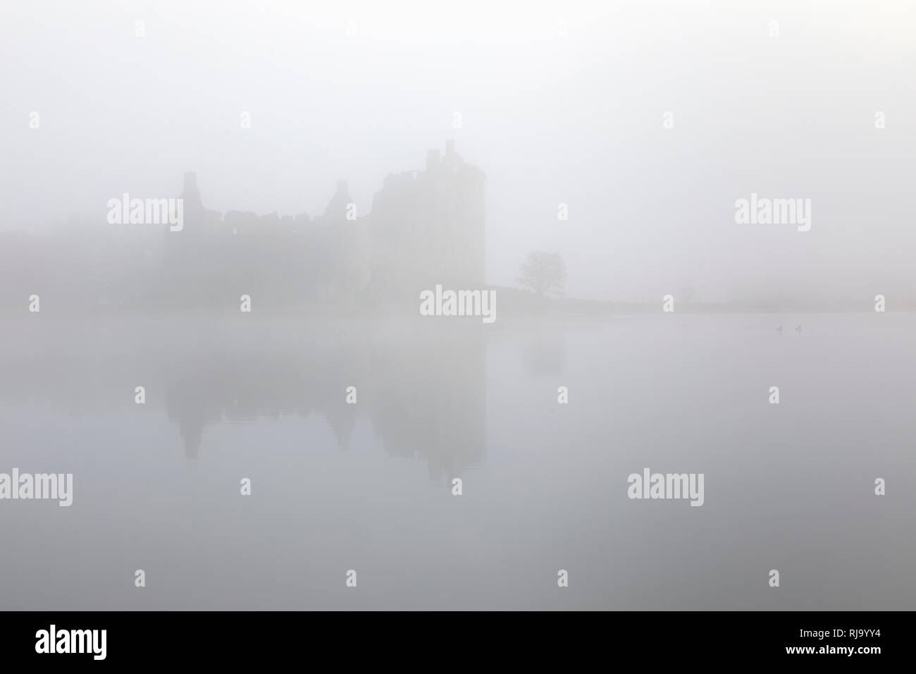 Le Château de Kilchurn capturés dans le brouillard. Banque D'Images