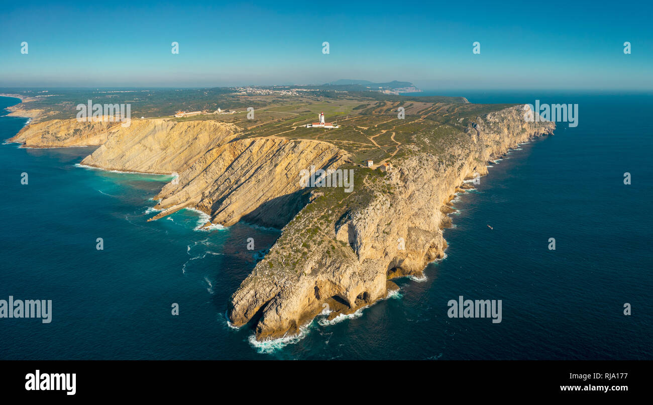 Drone aérien vue de cape 'Cabo Espichel' ; belle bordure de la Terre avec  des pentes pierreuses et eau turquoise ; nature de la côte ouest de  l'Europea Photo Stock - Alamy
