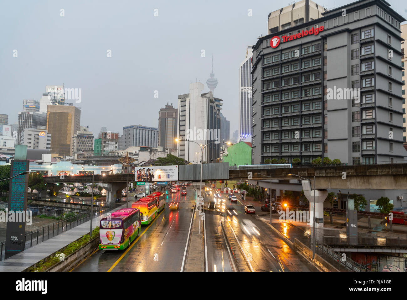 Le trafic sur les rues pendant un jour pluvieux de Kuala Lumpur, Malaisie Banque D'Images