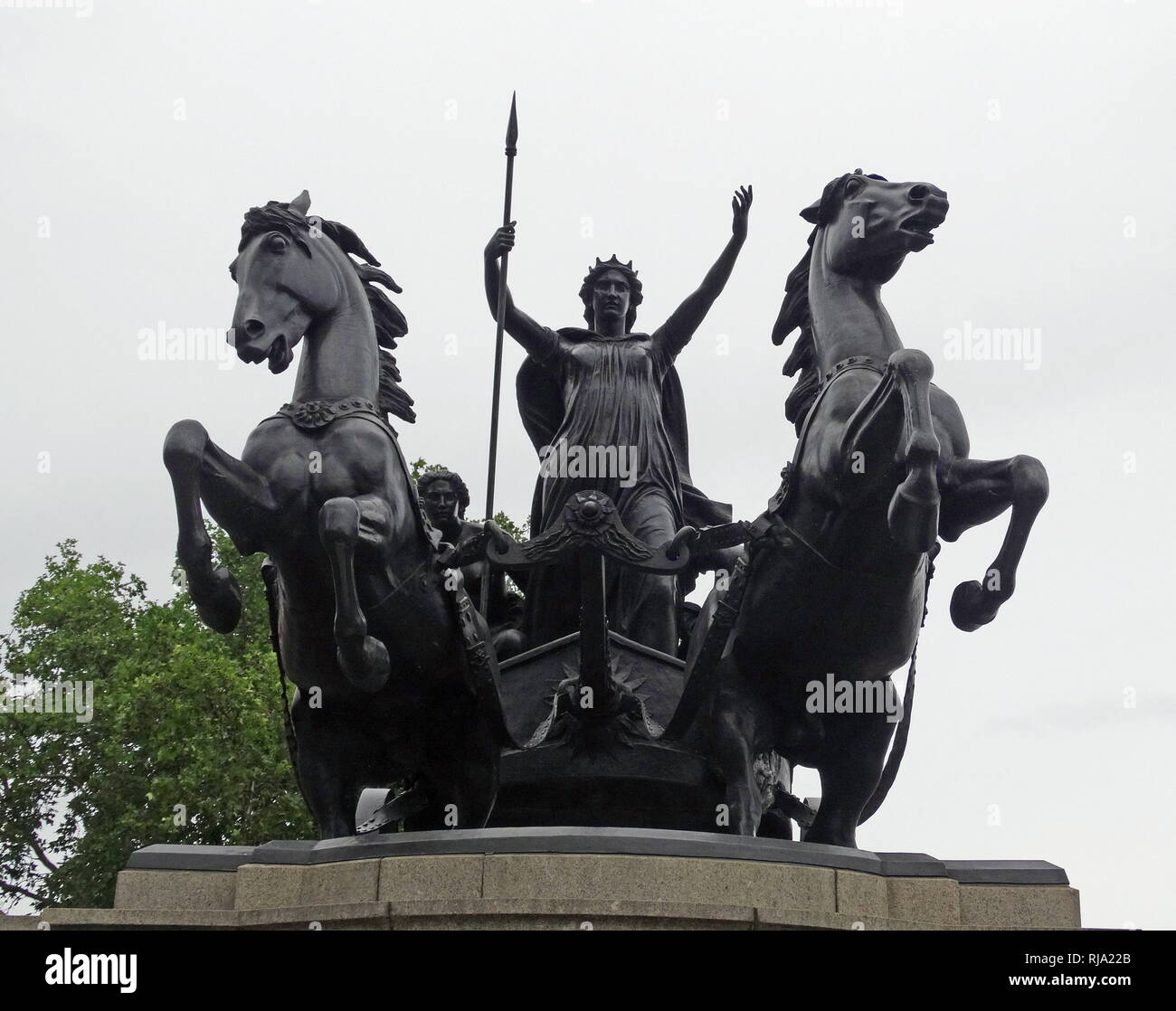 Boadicea et ses filles, un groupe de sculptures de bronze à Londres, avec Boudicca, reine des Iceni, tribu celtique qui conduit un soulèvement dans la Bretagne romaine. Il est situé à Westminster Bridge, Londres. Par l'artiste anglais et l'ingénieur Thomas Thorneycroft. Banque D'Images