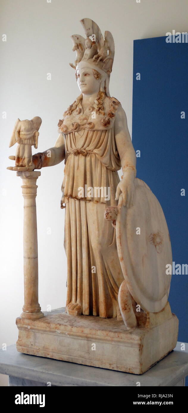 Statue en marbre d'Athéna. Trouvés à Athènes et connu sous le nom de "Athéna Varvakeion'. L'Athéna Varvakeion est un roman-ère statue d'Athéna Parthenos fait maintenant partie de la collection du Musée National Archéologique d'Athènes. Il est généralement considérée comme la plus fidèle reproduction de la statue chryséléphantine de Phidias et ses assistants, qui s'élevait autrefois dans le Parthénon. Il est daté de 200-250 ANNONCE Banque D'Images