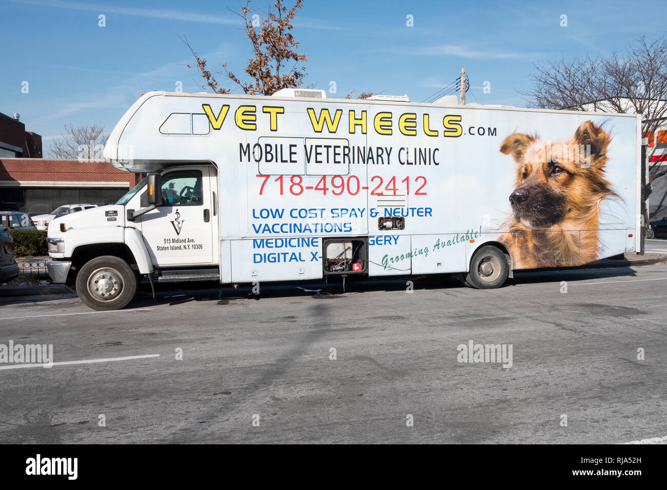 Les roues de l'EFP, une clinique vétérinaire mobile opérant à partir d'un gros camion. Garée sur le Boulevard du Nord à Corona, Queens, New York. Banque D'Images