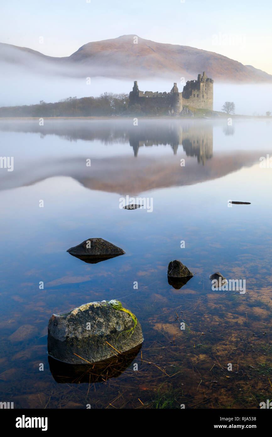 Le Château de Kilchurn sur Loch Awe capturé sur un matin brumeux. Banque D'Images