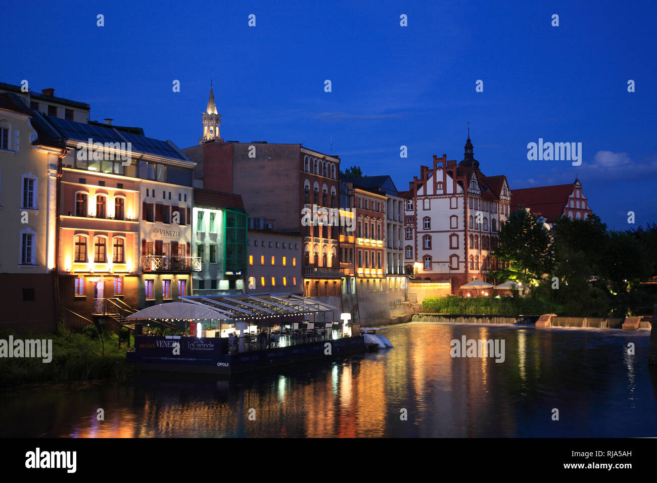 Maisons à Mlynowka en soirée (Muehlgraben), Opole, Pologne, Europe Banque D'Images