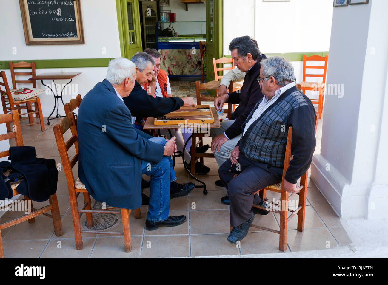 Les hommes grecs jouer jeu en Grèce Banque D'Images