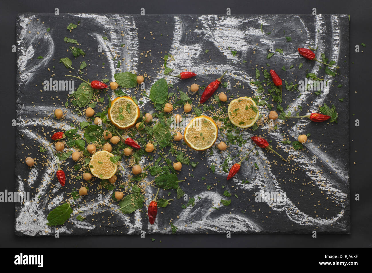 Marokkanisches Stilleben mit Minze und Couscous Banque D'Images