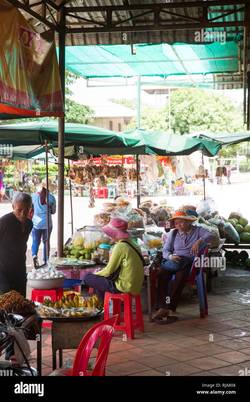 Kampong Cham, Markthalle, veräussern gegrillete Frauen Lebensmittel Banque D'Images