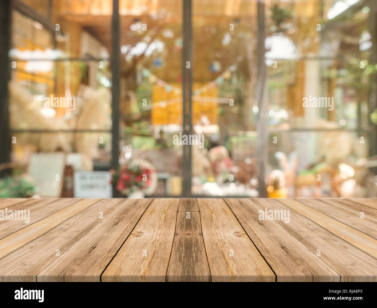 Planche en bois table vide haut sur d'arrière-plan flou. Table en bois brun Perspective Plus de flou en arrière-plan café - peut être utilisé des maquettes pour mont Banque D'Images Planche en bois table vide haut sur d'arrière-plan flou. Table en bois brun Perspective Plus de flou en arrière-plan café - peut être utilisé des maquettes pour mont Banque D'Images