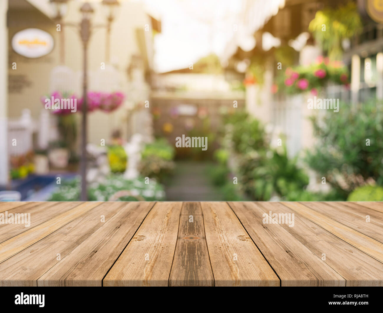 Planche en bois table vide haut sur d'arrière-plan flou. Table en bois brun Perspective Plus de flou en arrière-plan café - peut être utilisé des maquettes pour mont Banque D'Images Planche en bois table vide haut sur d'arrière-plan flou. Table en bois brun Perspective Plus de flou en arrière-plan café - peut être utilisé des maquettes pour mont Banque D'Images