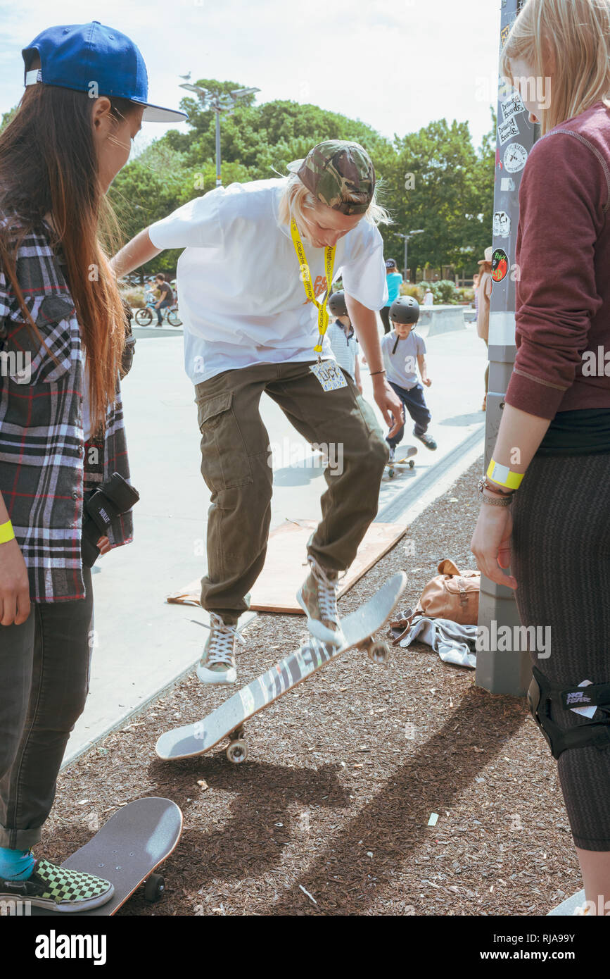 Patineur professionnel femme, Lucy Adams, enseigner aux filles comment patiner au niveau Skatepark à Brighton, East Sussex, Angleterre. Banque D'Images