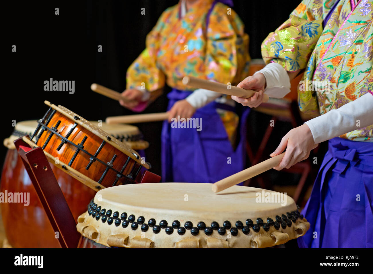 La femme japonaise batteur lors d'un concert en direct du public Banque D'Images