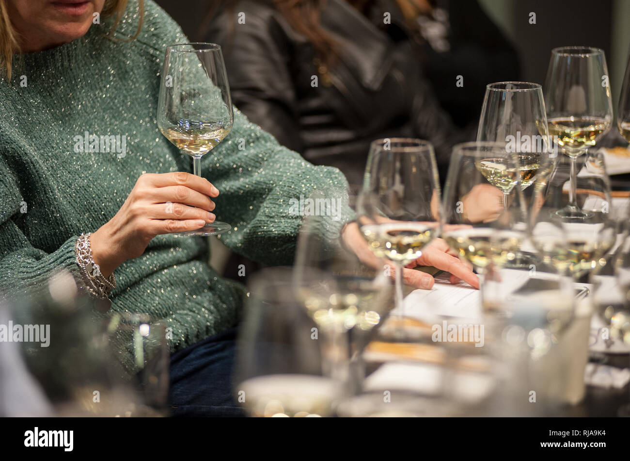 Dégustation de vin blanc les gens lors d'une masterclass. Banque D'Images