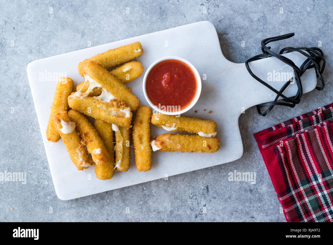 Bâtonnets de fromage mozzarella pané frit avec sauce ketchup. Des repas rapides. Banque D'Images