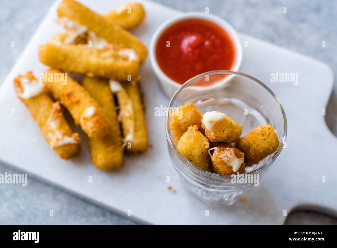 Bâtonnets de fromage mozzarella pané frit avec sauce ketchup. Des repas rapides. Banque D'Images