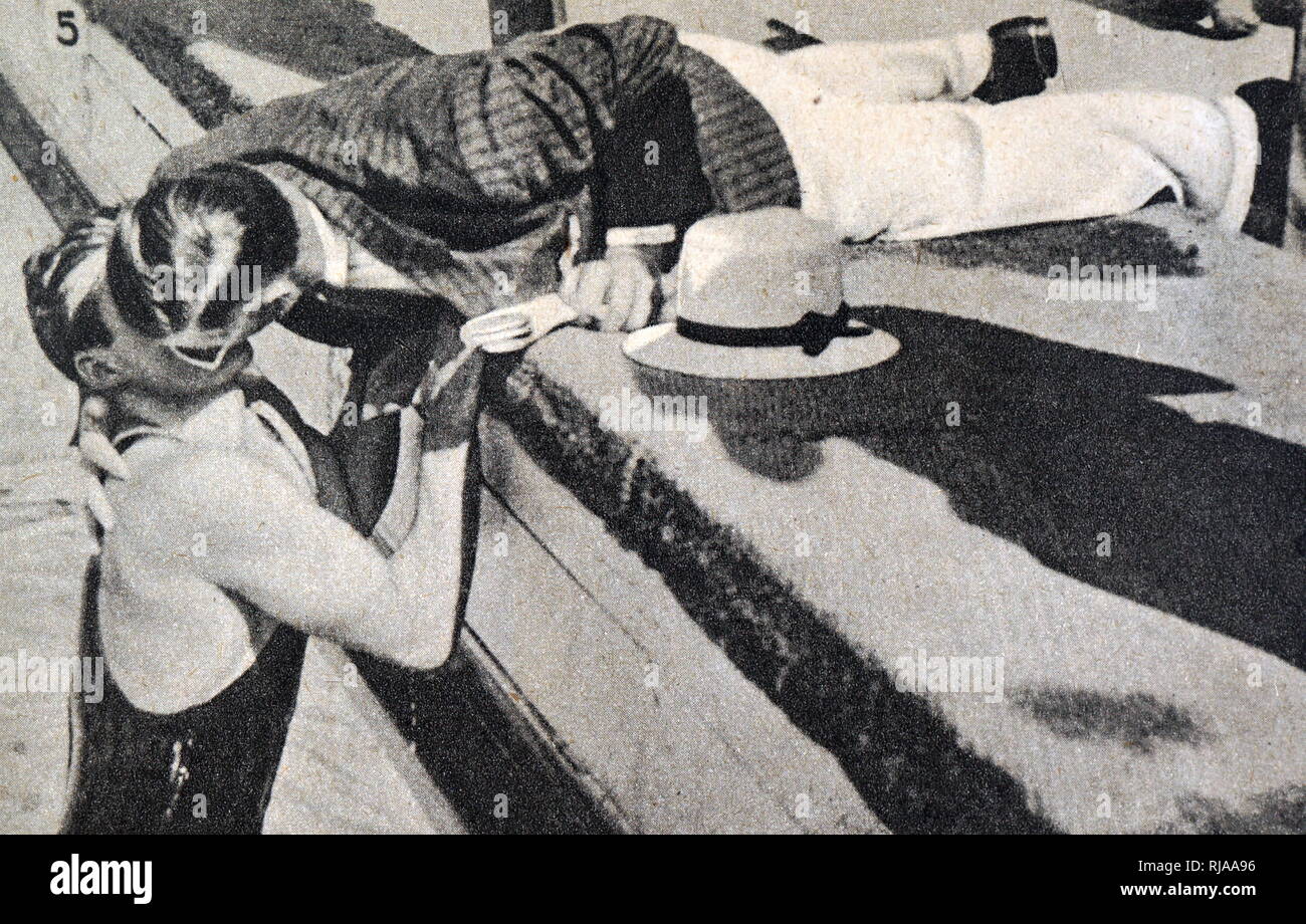 Photographie de Clarence Linden Crabbe II (1908 - 1983) qui a remporté l'or dans le 400 mètres nage libre natation au Jeux Olympiques de 1932. Clarence était aussi un acteur de film populaire en vedette dans Tarzan l'Intrépide, Flash Gordon et Buck Rogers. Banque D'Images