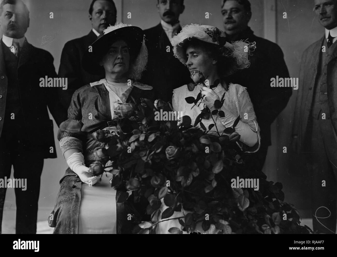 Helen Keller (à droite) avec son professeur Anne Sullivan, 1925. Helen Adams Keller (1880 - 1968) était un écrivain, activiste politique, et conférencier. Elle a été la première personne atteinte de surdi-cécité à gagner d'un baccalauréat. Johanna Anne Sullivan Macy (1866 - 1936), mieux connu sous le nom de Anne Sullivan, était un professeur américain, plus connu pour être l'instructeur et l'éducation et Compagnon de Helen Keller Banque D'Images