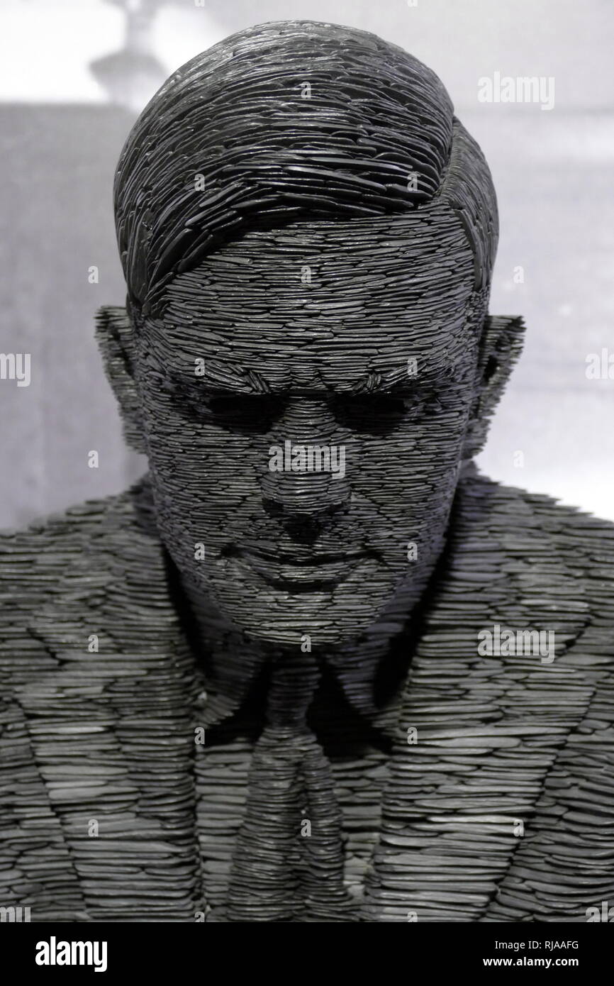Alan Turing (1912 - 1954), l'anglais scientifique en informatique, mathématicien, logicien, cryptanalyste, philosophe, biologiste théorique. Sculpture en ardoise par Stephen électrique (né le 12 juillet 1966). Cette vie statue grandeur de Alan Turing est au Bletchley Park Museum Banque D'Images