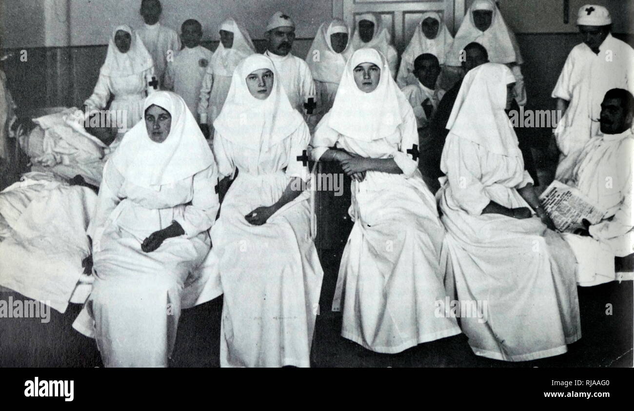 Tsarine (impératrice) de Russie, Alexandra, de la Russie avec la Grande-Duchesse Olga et Tatiana travaillant dans le palais à Tsarskoe Selo converti en hôpital pendant la Première Guerre mondiale. 1916 Banque D'Images