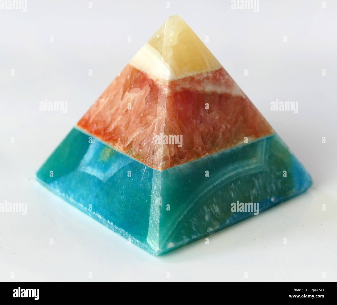 Un ornement d'albâtre moderne pyramide multi-couches. Pyramides sont des structures dont les surfaces extérieures sont triangulaires et convergent vers un seul point en haut, ce qui rend la forme d'une pyramide à peu près dans le sens géométrique. La base d'une pyramide peut être trilatérale, quadrilatère, ou toute forme de polygone. Pyramides ont été construites par des civilisations dans de nombreuses régions du monde. Banque D'Images