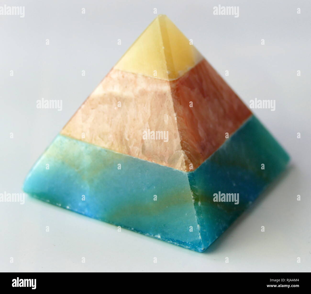 Un ornement d'albâtre moderne pyramide multi-couches. Pyramides sont des structures dont les surfaces extérieures sont triangulaires et convergent vers un seul point en haut, ce qui rend la forme d'une pyramide à peu près dans le sens géométrique. La base d'une pyramide peut être trilatérale, quadrilatère, ou toute forme de polygone. Pyramides ont été construites par des civilisations dans de nombreuses régions du monde. Banque D'Images